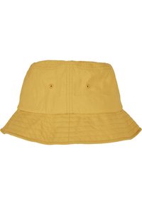 Gul bomuldsbuket hat med bred skygge, to ventilationshuller på siderne og broderet detaljering på skyggen.