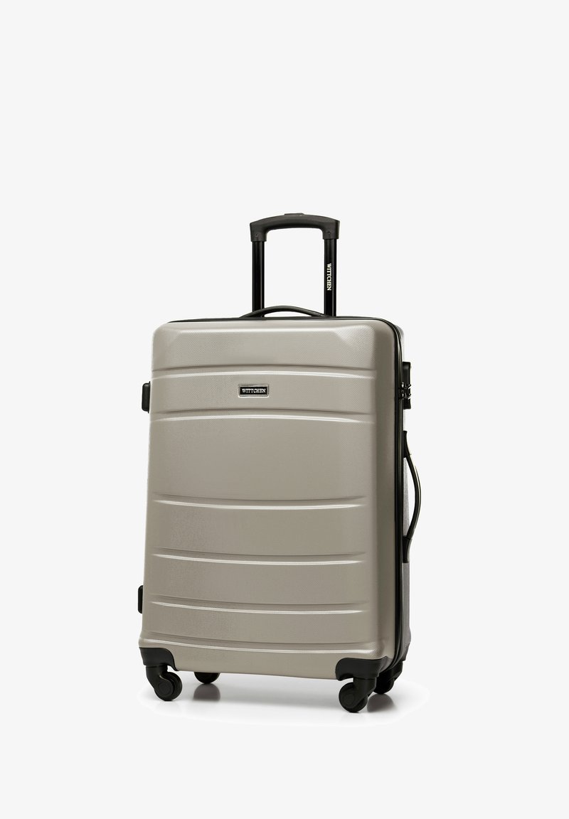 Valigia rigida in argento, con un design orizzontale a righe, un manico telescopico e quattro ruote girevoli per una facile mobilità.