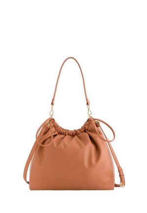 Bolso de mano de cuero marrón con parte superior fruncida, asa curva y una correa de hombro ajustable sobre un fondo blanco.