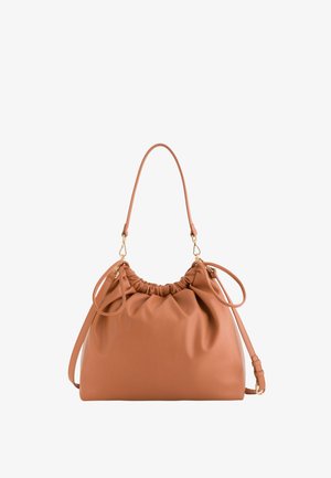 Sac à main en cuir marron avec haut froncé, poignée courbée et bandoulière réglable sur fond blanc.