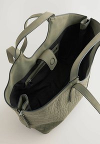 Sac à main en simili cuir vert olive avec imprimé serpent texturé, doté d'un intérieur noir, d'une poche zippée et d'une fermeture magnétique.