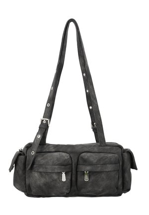 Fekete téglalap alakú válltáska két első cipzáras zsebbel, oldalsó rekeszekkel és állítható pánttal, fém csattal és szegecsekkel.