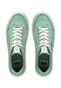 Jasno miętowe sneakersy z teksturowaną cholewką, białymi sznurowadłami i białą gumową podeszwą; posiadają metkę z logo na języku i bokach.