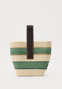 Bolso de paja tejido con rayas en verde, azul y naranja. Cuenta con una correa texturizada de color marrón oscuro. Detalles cuadrados en la correa que añaden un toque distintivo.