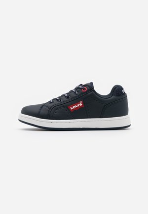 Schwarzer Levi’s Sneaker mit weißer Sohle, rotem Logo an der Seite, schwarzen Schnürsenkeln mit weißem Schriftzug und gepolstertem Fersenkragen.
