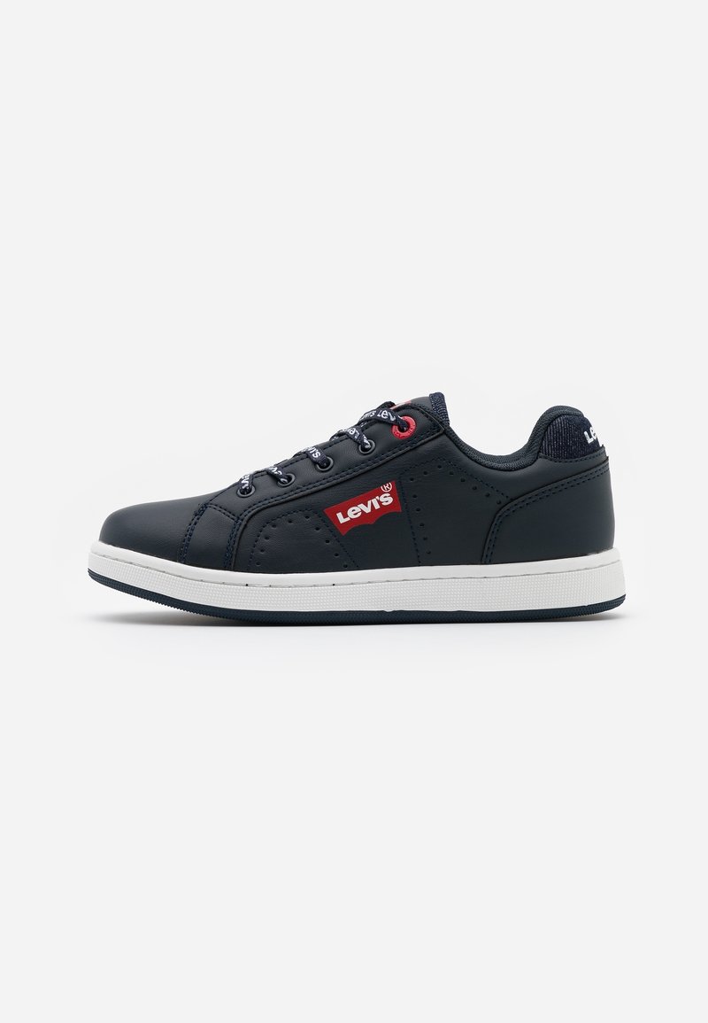 Baskets noires Levi’s avec semelle blanche, logo rouge sur le côté, lacets noirs avec texte blanc et col de talon rembourré.