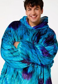 Per didelį dydį oversized stiliumi mėlynos ir purpurinės ryškios raižyto tie-dye rašto gobtuvu, pagamintas iš minkšto, purios medžiagos, turi didelį gobtuvą ir elastines rankogalius.