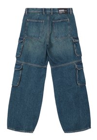 Pantalones cargo de mezclilla azul con un corte holgado, múltiples bolsillos laterales y costuras visibles. En la parte de atrás, cuenta con dos bolsillos parche y una etiqueta de marca.