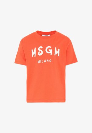 Pomarańczowy T-shirt z krótkim rękawem, na przodzie biały napis "MSGM MILANO", okrągły dekolt i regularny krój.
