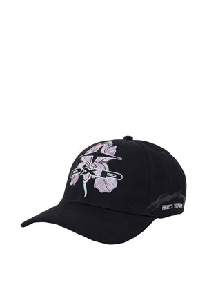 Gorra de béisbol negra con iris púrpura bordado, logo estilizado PX-P en el frente y texto "Project X Paris" en el lateral.