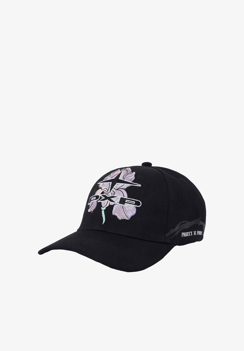 Casquette de baseball noire avec une iris violette brodée, logo stylisé PX-P à l'avant et texte « Project X Paris » sur le côté.