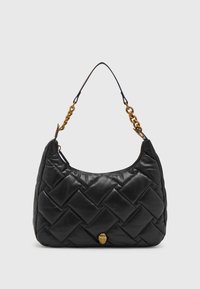 Černá prošívaná kožená kabelka se zlatým řetízkem a koženým popruhem, s malým zlatým ozdobným emblémem na přední straně.