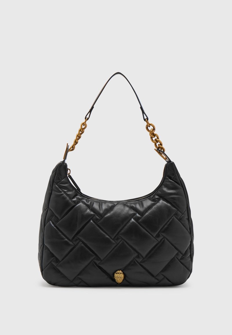 Černá prošívaná kožená kabelka se zlatým řetízkem a koženým popruhem, s malým zlatým ozdobným emblémem na přední straně.