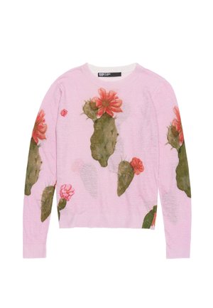 Suéter rosa claro con un patrón de cactus y flores en verde y rojo. Cuello redondeado, mangas largas y dobladillo acanalado. Textura suave.