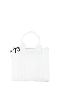 Borsa tote bianca in pelle con un design strutturato, caratterizzata da testo in rilievo e una tracolla removibile con numeri neri. Accenti in hardware dorato.
