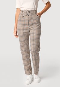 Hoge taille gebloemde broek in beige met blauwe en oranje accenten, met een riemdetail, rechte pijpen en een gladde stofstructuur.