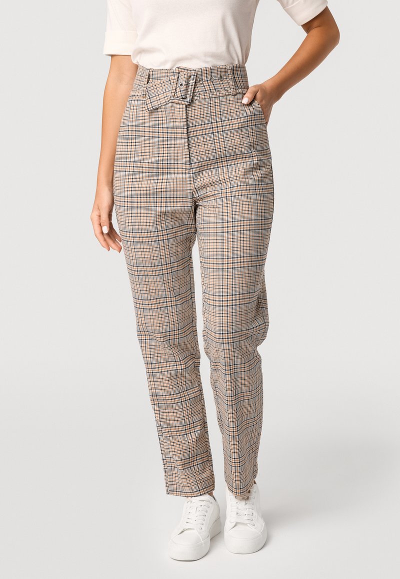Hoge taille gebloemde broek in beige met blauwe en oranje accenten, met een riemdetail, rechte pijpen en een gladde stofstructuur.