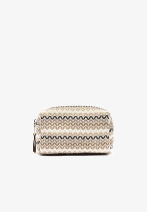 Kozmetična torbica z zadrgo v bež barvi z zigzag vzorcem v odtenkih rjave in črne. Narejena iz teksturirane tkanine z detajlom resice.