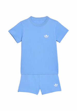 Lyseblåt sæt med t-shirt med korte ærmer og shorts med hvid Adidas-logo på brystet og venstre ben, ensfarvet design på hvid baggrund.