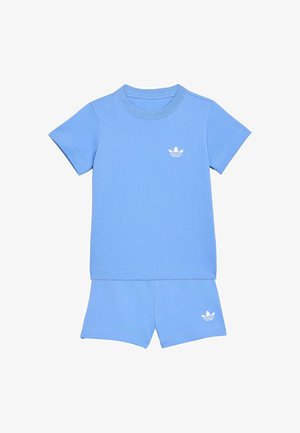 Lyseblåt sæt med t-shirt med korte ærmer og shorts med hvid Adidas-logo på brystet og venstre ben, ensfarvet design på hvid baggrund.