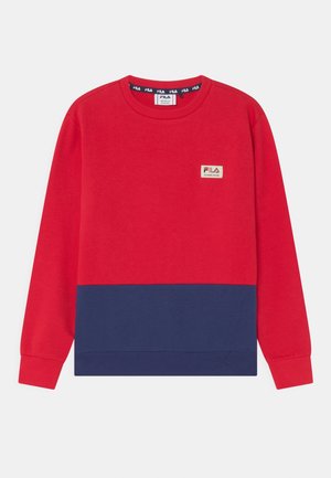Rød og marineblå FILA crewneck sweatshirt med lange ærmer og et lille logopatch på brystet.
