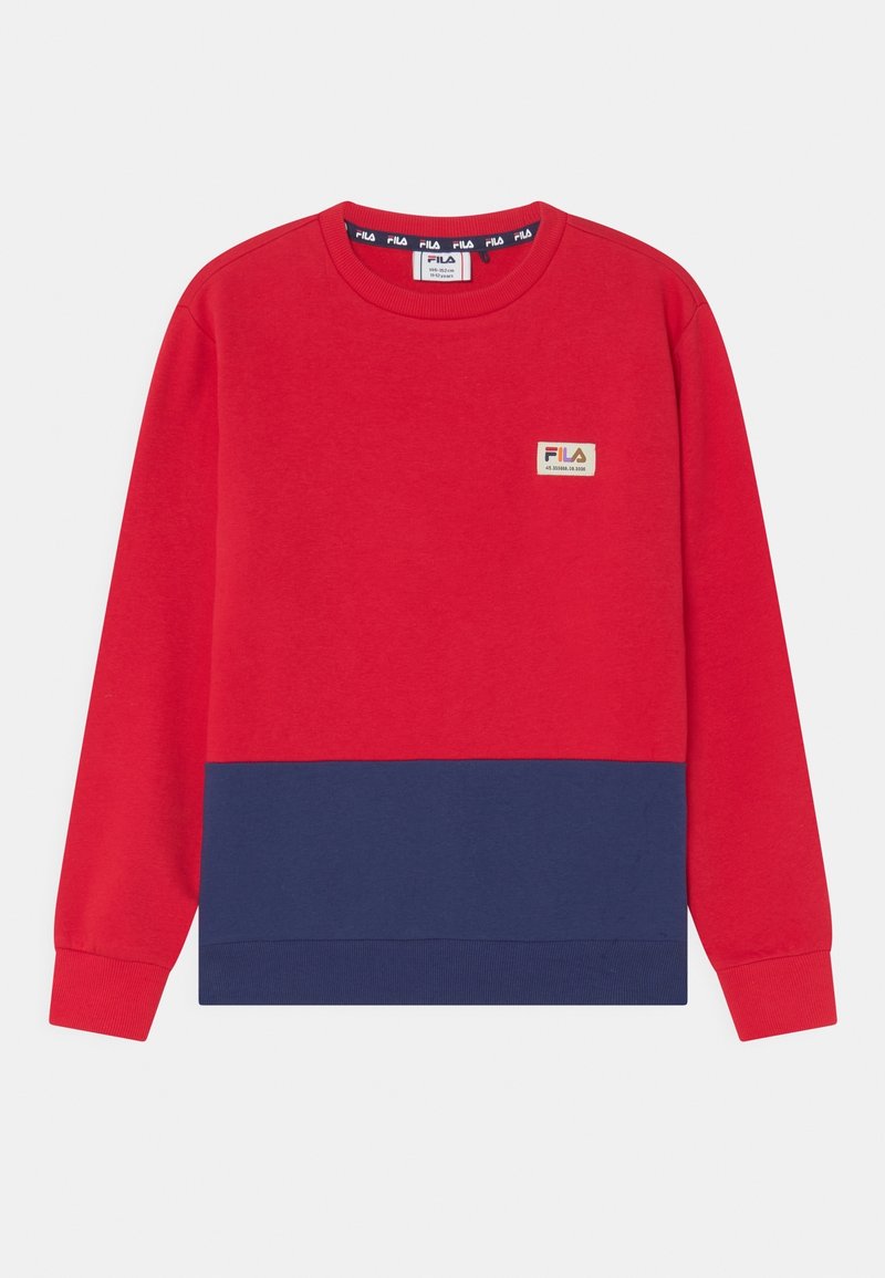 Sweatshirt FILA à manches longues avec col rond, bloc de couleurs rouge et marine, et petit patch logo sur la poitrine.