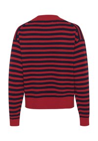 Pull rayé rouge et marine avec un col rond, des manches longues, et des poignets et un ourlet côtelés, fabriqué à partir d'un tissu tricoté doux.