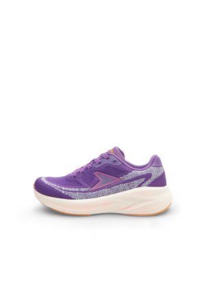 Lila Sportschuh mit gestricktem Obermaterial, weißer, gepolsterter Sohle, pinkem Logo an der Seite und lila Schnürsenkeln, im rechten Profil auf weißem Hintergrund abgebildet.