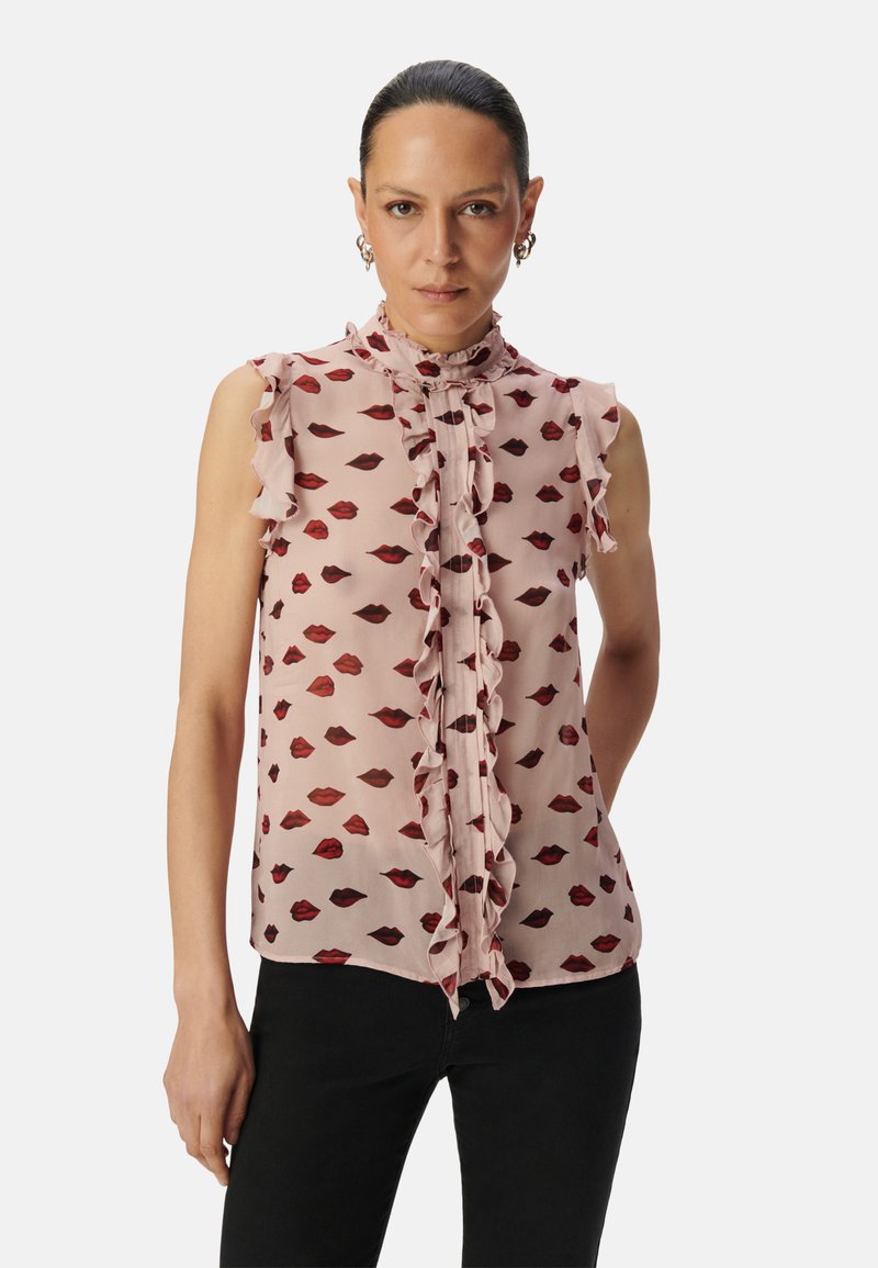 Mouwloze blouse in lichtroze met een rode lippenprint, met een gerimpelde kraag en frontplacket-detail. Lichtgewicht, luchtige stof.