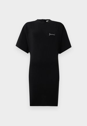 Musta lyhythihainen polvipituinen mekko, jossa on pyöreä kaulus ja pieni "fiorucci"-logo brodeerattuna vasempaan ylärintaan.