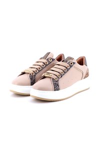 Sneakers beige basse con dettagli in stampa leopardata, occhiali dorati, suole bianche spesse e glitter sul tallone.