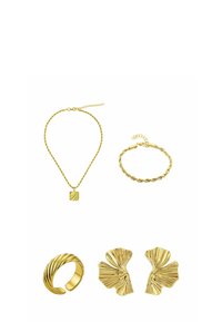 Goldschmuckset mit einer gewundenen Kettenhalskette mit einem strukturierten quadratischen Anhänger, einem gewundenen Armband, einem gerippten Ring und blattförmigen Ohrringen.