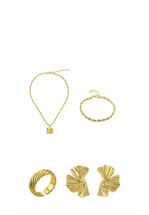 Goldschmuckset mit einer gewundenen Kettenhalskette mit einem strukturierten quadratischen Anhänger, einem gewundenen Armband, einem gerippten Ring und blattförmigen Ohrringen.