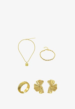 Gouden sieraden set met een gedraaide kettinghalsketting met een getextureerde vierkante hanger, een gedraaide armband, een geribbelde ring en oorbellen in de vorm van bladeren.