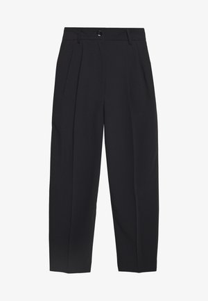 Pantalones negros de talle alto y corte a medida con pliegues delanteros, bolsillos laterales, trabillas para cinturón y cierre delantero con botón y cremallera.