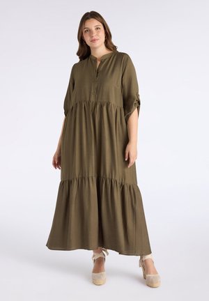 Olivengrünes, langes Maxikleid mit einer geknöpften Henley-Ausschnitt, Dreiviertelärmeln und einem gestuften Volantrock. Weicher, fließender Stoff.