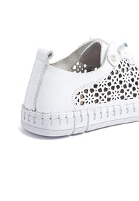 Yokono Baskets basses - blanco