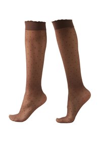 Medias marrones hasta la rodilla hechas de material transparente con un patrón de puntos. Con borde superior en forma de concha y diseño de punta abierta. Textura semitransparente.
