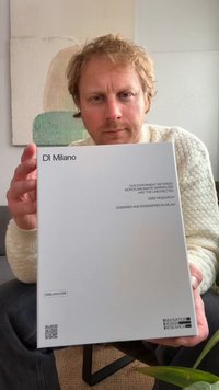 Fehér, téglalap alakú doboz szöveggel az előlapján, amelyen egy QR-kód is található. A felület sima, minimalista dizájn jellemzi fekete betűs kiemelésekkel.