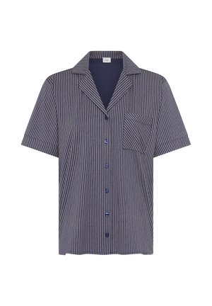 Chemise à manches courtes avec boutons, rayures verticales bleues et grises et une poche poitrine unique sur fond blanc.