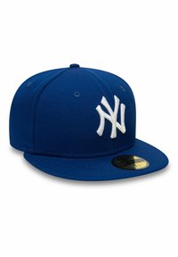 Niebieska czapka baseballowa wykonana z teksturowanej tkaniny, z białym haftowanym logo. Płaski daszek z czarną i złotą naklejką na brzegu.