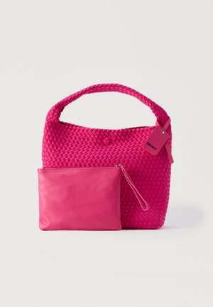 Svetloružová tkaná kabelka so širokým rúčikom a zladenou hladkou taštičkou so zipsom na jednoduchom svetlom pozadí.