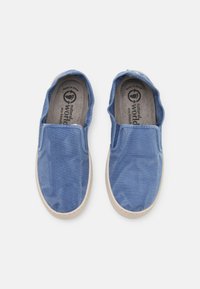 Plave cipele na slip-on s gornjim dijelom od teksturirane tkanine, bež gumene potplate i logotipom otisnutim na ulošcima. Proizvedeno u Španjolskoj, ekološki prihvatljiv dizajn.