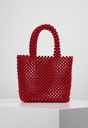 Rode handtas met kralen, met een gestructureerd open ontwerp en twee afgeronde handvatten. Gladde, glanzende bolvormige kralen creëren een textuur op het oppervlak.