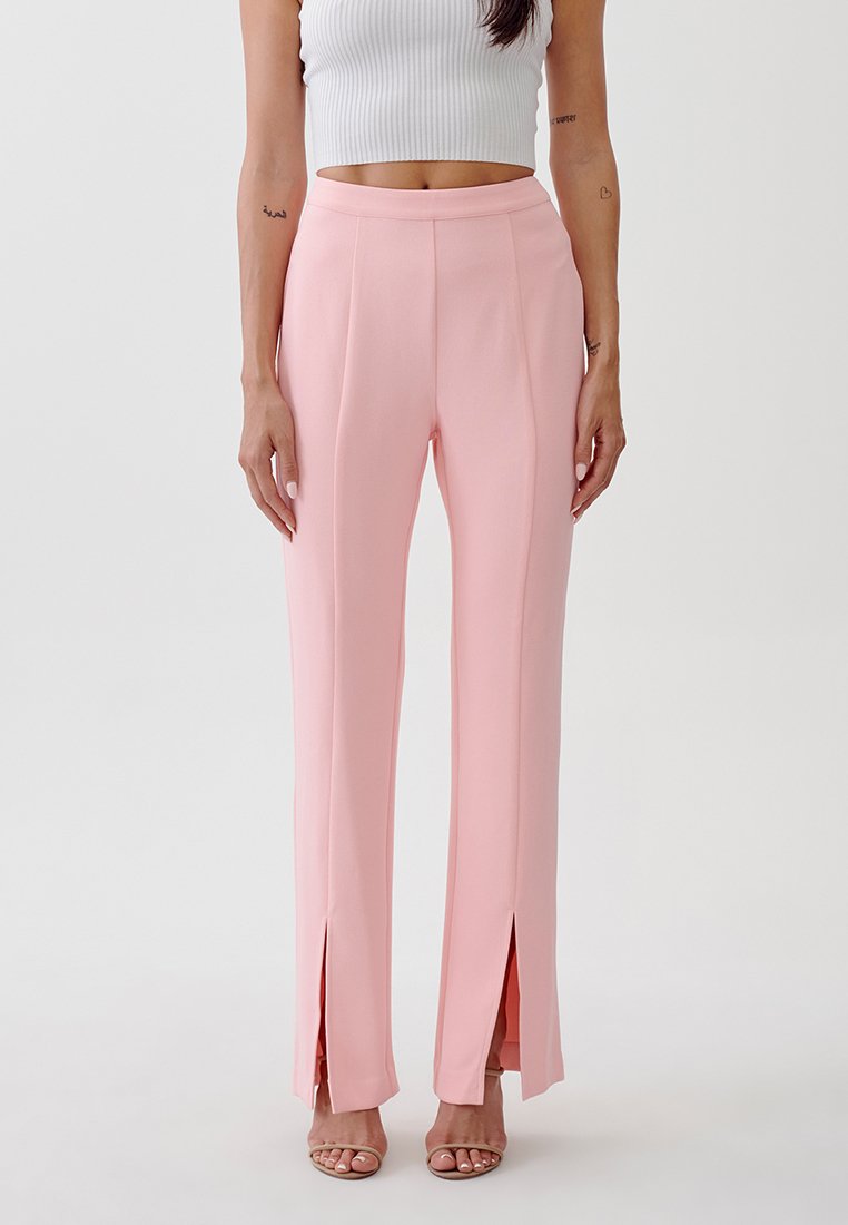 Roze op maat gemaakte broek van een gladde stof, met voorste slits aan de zoom. Slim fit, hoge taille en minimale details.