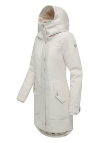 Cappotto bianco e tessurizzato con un ampio cappuccio, chiusura con zip e due grandi tasche a patta. Presenta polsini a coste e una fodera interna stampata.