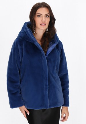 Giacca con cappuccio in pelliccia sintetica di colore blu intenso, caratterizzata da una texture leggermente lucida, chiusura con zip e vestibilità comoda con maniche lunghe.