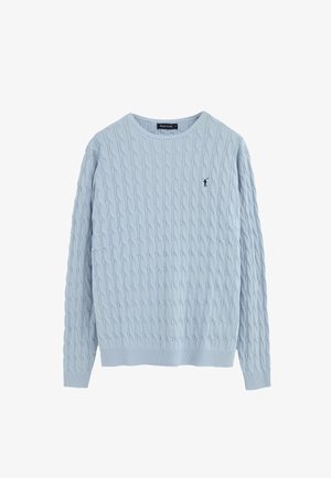 Hellblauer Pullover mit Zopfmuster, langen Ärmeln, Rundhalsausschnitt und kleinem, dunkel gesticktem Logo auf der linken Brust.