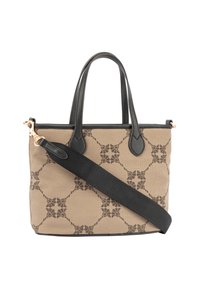 Beżowa torebka z tkaniny z ciemnym geometrycznym wzorem, czarnymi skórzanymi uchwytami oraz odpinanym szerokim czarnym paskiem na ramię z złotym zapięciem.