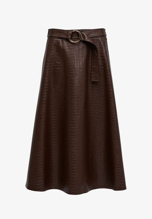 Jupe midi en simili cuir marron avec une texture crocodile, dotée d'une large ceinture avec une boucle en métal ronde et d'une silhouette évasée.